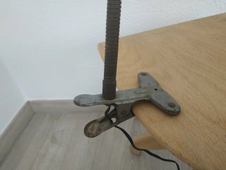 Lámpara industrial antigua con pinza