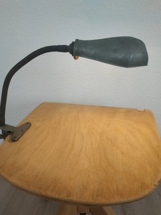 Lámpara industrial antigua con pinza