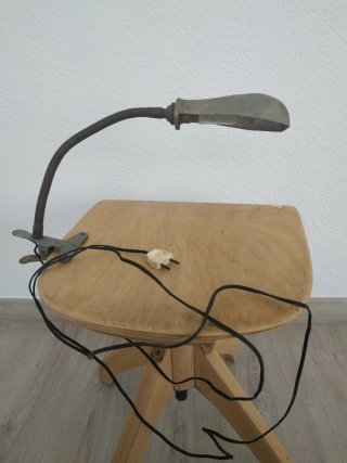 Lámpara industrial antigua con pinza