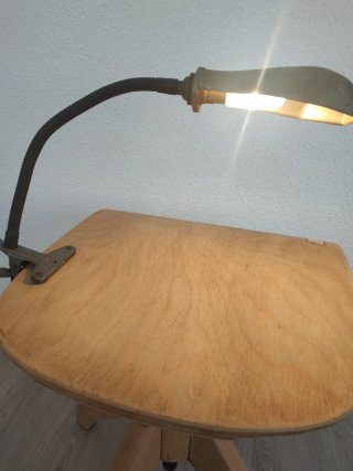 Lámpara industrial antigua con pinza