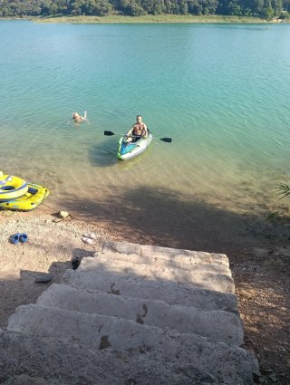Kayak hinchable verde y negro