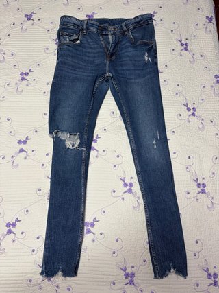 Pantalón vaquero pitillo con rotos