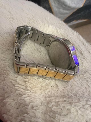 Reloj Guess Dorado y Plateado