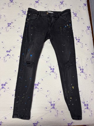 Pantalón vaquero negro roto con salpicaduras