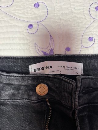 Pantalón vaquero negro roto con salpicaduras