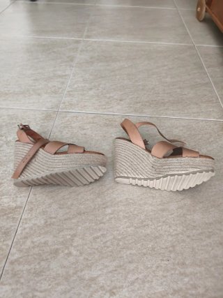 Sandalias de plataforma beige y marrón