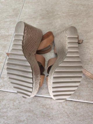 Sandalias de plataforma beige y marrón