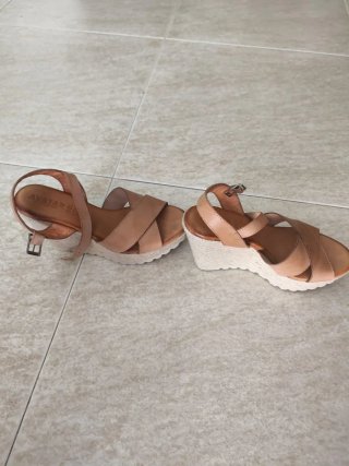 Sandalias de plataforma beige y marrón
