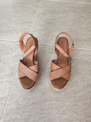 Sandalias de plataforma beige y marrón