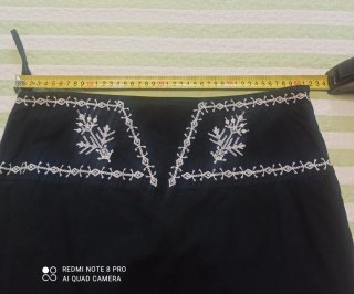 Falda negra bordada