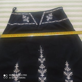 Falda negra bordada