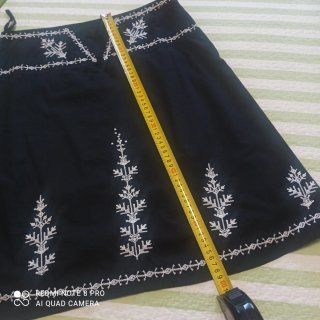 Falda negra bordada