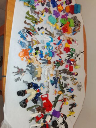 Bambole di plastica blu e rosse