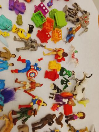 Bambole di plastica blu e rosse