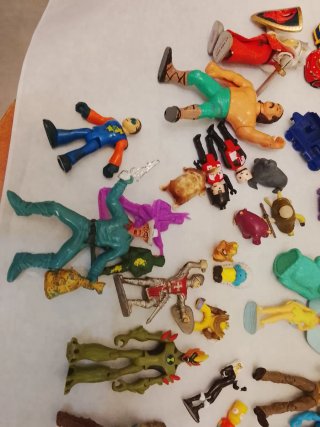 Bambole di plastica blu e rosse