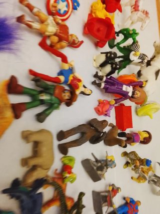 Bambole di plastica blu e rosse
