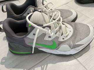 Zapatillas Nike grises y verdes
