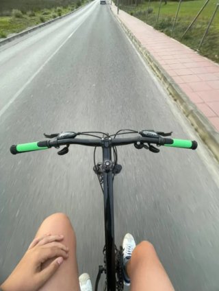 Bicicleta de montaña negra y verde