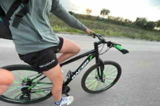 Bicicleta de montaña negra y verde