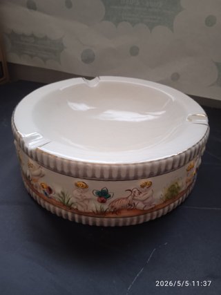 Cenicero de porcelana con querubines