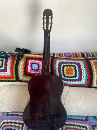 Guitarra Clásica Electrificada con estuche.