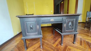 Escritorio antiguo de madera oscuro