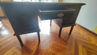 Escritorio antiguo de madera oscuro