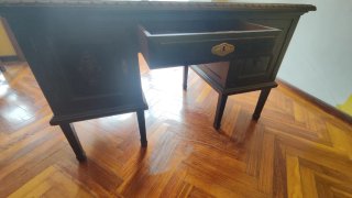 Escritorio antiguo de madera oscuro