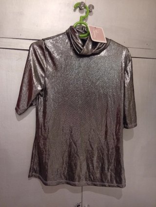 Camiseta plateada cuello alto
