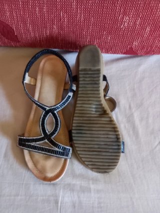 Sandalias con cuña adornadas