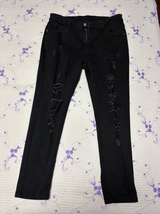 Pantalón vaquero negro roto
