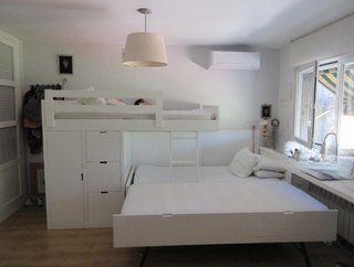 Cama tren litera blanca con armarios y cama nido