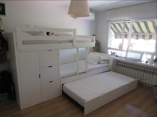 Cama tren litera blanca con armarios y cama nido