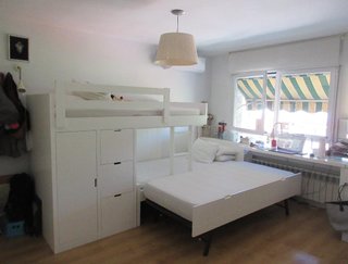 Cama tren litera blanca con armarios y cama nido