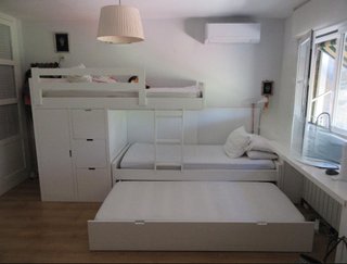 Cama tren litera blanca con armarios y cama nido