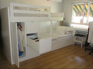 Cama tren litera blanca con armarios y cama nido