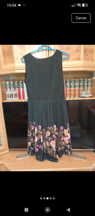 Vestido negro con estampado floral