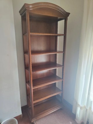 Vitrina de madera estilo clásico