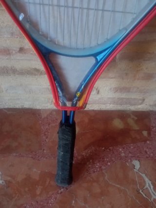 Raqueta de tenis con funda