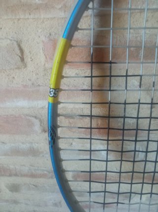 Raqueta de tenis con funda