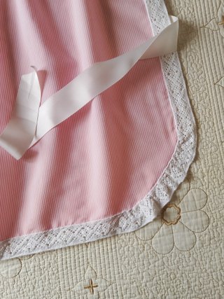 Delantal regional rosa con encaje blanco