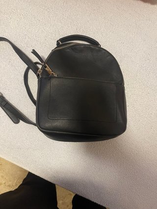 Mochila negra pequeña