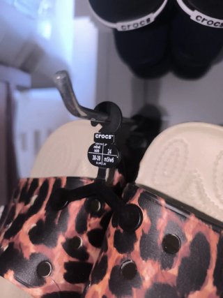 Chanclas Crocs leopardo