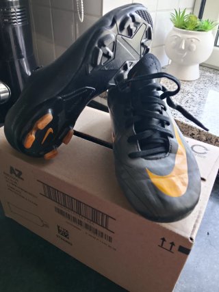 Scarpe da calcio Nike nere e gialle