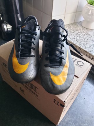 Scarpe da calcio Nike nere e gialle
