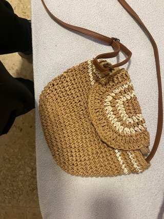 Bolso de rafia con correa de cuero