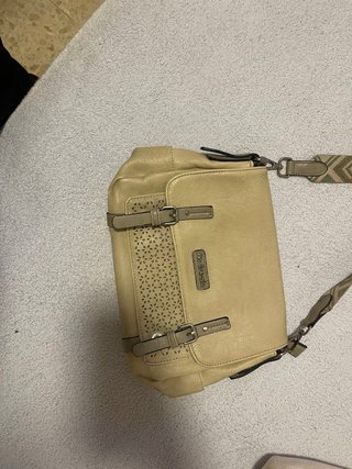 Bolso beige con detalles perforados
