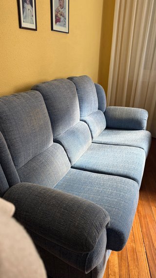 Sofá azul de tela y butaca