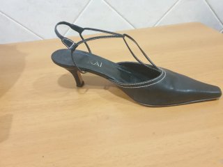Zapatos de piel azul navy, con pespunte blanco