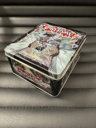 Yu-Gi-Oh Tcg Tempest Drago sovrano delle tenebre scatola latta + 2 bustine